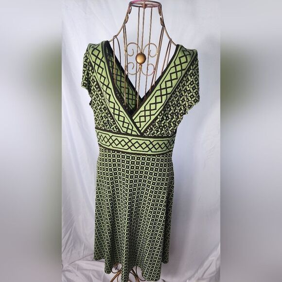 Vintage V~neckline Dress Easy To Pack In Your Suitcase! - Picture 1 of 4